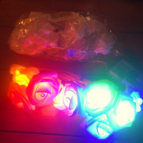 Lighted white artificial roses (2 strands) - Picture 2 of 4